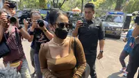 Selebgram Siskaeee memenuhi panggilan penyidik Ditreskrimsus Polda Metro Jaya hari ini, Senin (25/9/2023). Dia diperiksa sebagai saksi kasus rumah produksi film porno di Jaksel. (Liputan6.com/Ady Anugrahadi)