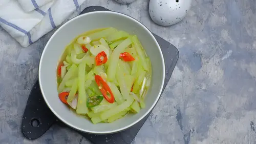 Tumis labu siam ebi segar yang disajikan hangat di atas piring putih