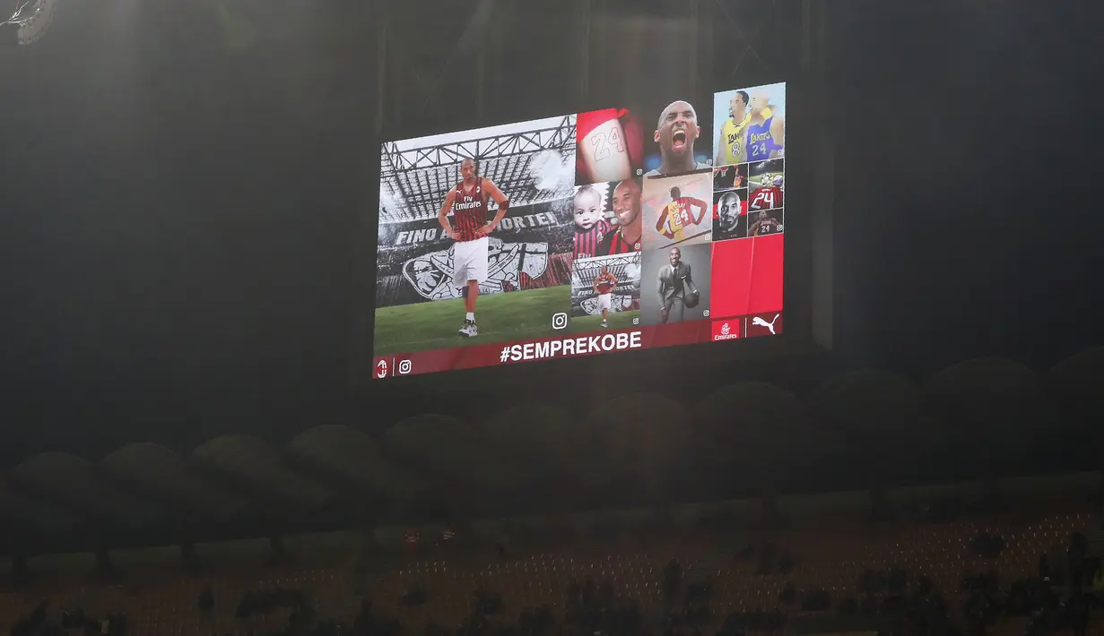 Gambar Kobe Bryant diproyeksikan di layar raksasa sebelum pertandingan AC Milan melawan Torino pada perempat final Coppa Italia di stadion San Siro (28/1/2020). Bryant telah terpilih menjadi All-Star sebanyak 18 kali. (AP Photo/Antonio Calanni)