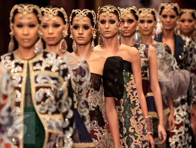 Sejumlah model mengenakan busana koleksi terbaru Sebastian Gunawan di kawasan Senayan, Jakarta, Selasa (29/11). Adi busana rancangan Sebastian Gunawan terdiri dari gaun koktail dan gaun malam yang eksklusif untuk tahun 2017. (Liputan6.com/Gempur M Surya)
