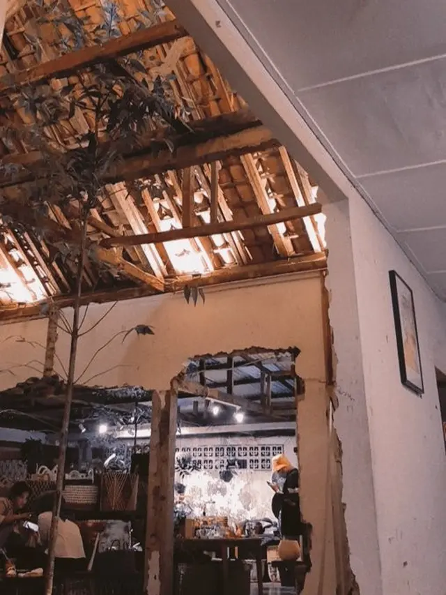 Potret Desain Interior Coffeshop Bergaya Unfinished, Bikin Warganet Was-was