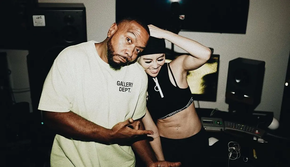 Agnez Mo, berkolaborasi dengan musikus berkulit hitam, Timbaland. Keduanya terlihat berada di studio. (Foto: Instagram/@agnezmo)