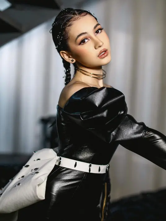 Paras cantik Sandrina Michelle ala perempuan latina makin nyata dengan tampilan bibir bervolume. Dipadukan dengan garis bulu mata yang lebih tegas dan eyeshadow shimmer. [@sandrinna_11]