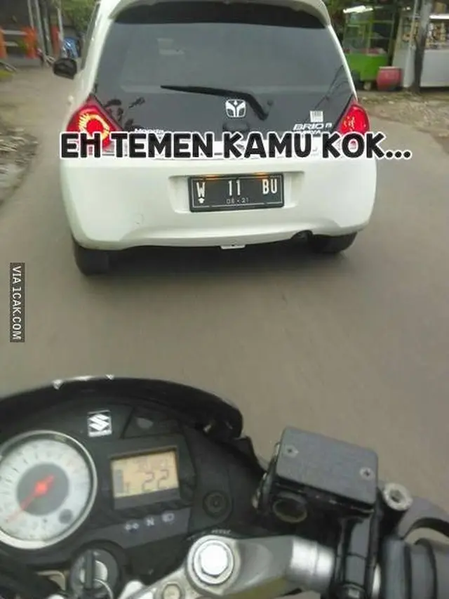6 Tulisan Lucu di Pelat Nomor Mobil Ini Bikin Ketawa Geli