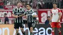 Pemain Manchester United, Sergio Reguilon (tengah) merayakan gol yang dicetak oleh Rasmus Hojlund (kiri) pada laga Grup A Liga Champions 2023/2024 melawan Bayern Munchen di Allianz Arena, Munchen, Jerman, 20 September 2023. (AFP/Christof Stache)