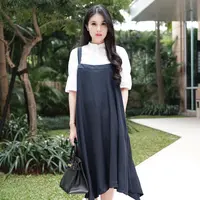 Hari Raya Natal menjadi momen yang sangat berharg bagi yang merayakan. Banyak hal yang dipersiapkan, terutama yang terpenting bagi wanita adalah busana. Nah, 8 koleksi dress milik Sandra Dewi ini dapat menjadi referensinya. (Instagram/sandradewi88)