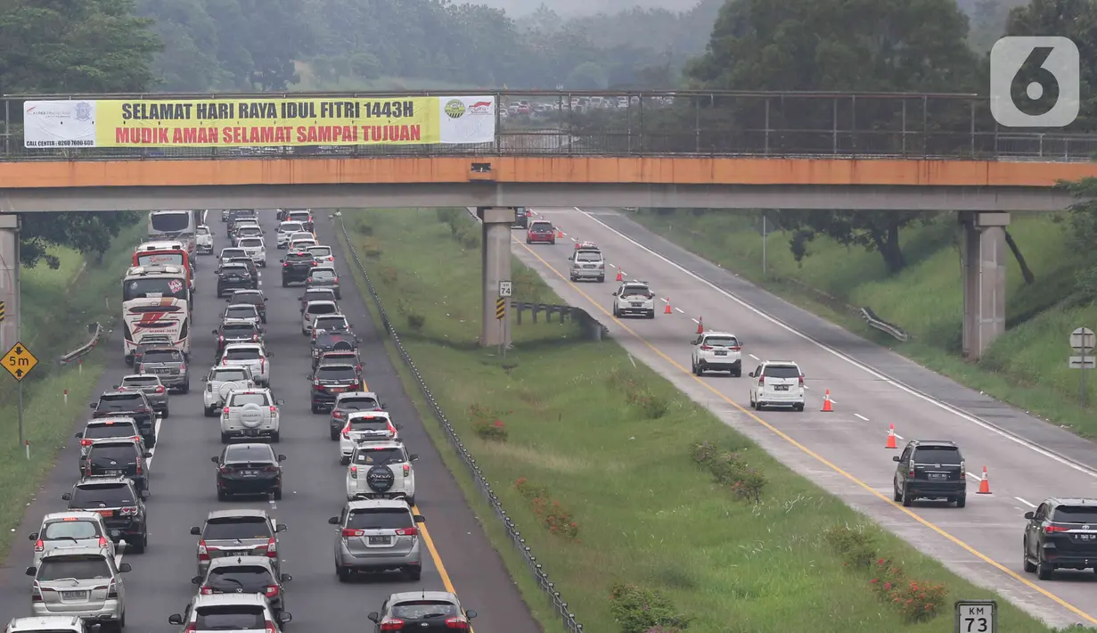 <p>Sejumlah kendaraan melintas di jalan tol Cikopo - Palimanan KM 73, Purwakarta, Jawa Barat, Sabtu (30/4/2022).  H-2 arus mudik Lebaran Idul Fitri 1443 H, ruas jalan Tol Trans Jawa kembali menerapakan skema contraflow. (Liputan6.com/Herman Zakharia)</p>