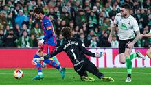 Pemain Barcelona, Ferran Torres, melewati kiper Racing Santander, Jokin Ezkieta, sebelum menjebol gawangnya pada babak 16 besar Copa del Rey di Estadio El Sardinero, Jumat (16/1/2025). (AP Photo/Miguel Oses)