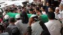 Keranda jenazah almarhum Didi Widiatmoko alias Didi Petet saat ingin dimasukan kedalam mobil ambulan usai disalatkan untuk dimakamkan di TPU Tanah Kusir, Jakarta, Jumat (15/5/2015). (Liputan6.com/Helmi Afandi)