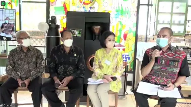 Melihat Kopi Disangrai dan Melakukan Aktivitas Interaktif di Coffee Experience Center