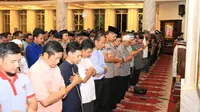 Ratusan anggota polisi di Polda Jawa Barat mengikuti salat gaib di masjidMasjid Al-Amman Mapolda Jabar, Rabu (7/8/2019). (Dok. Humas Polda Jabar)