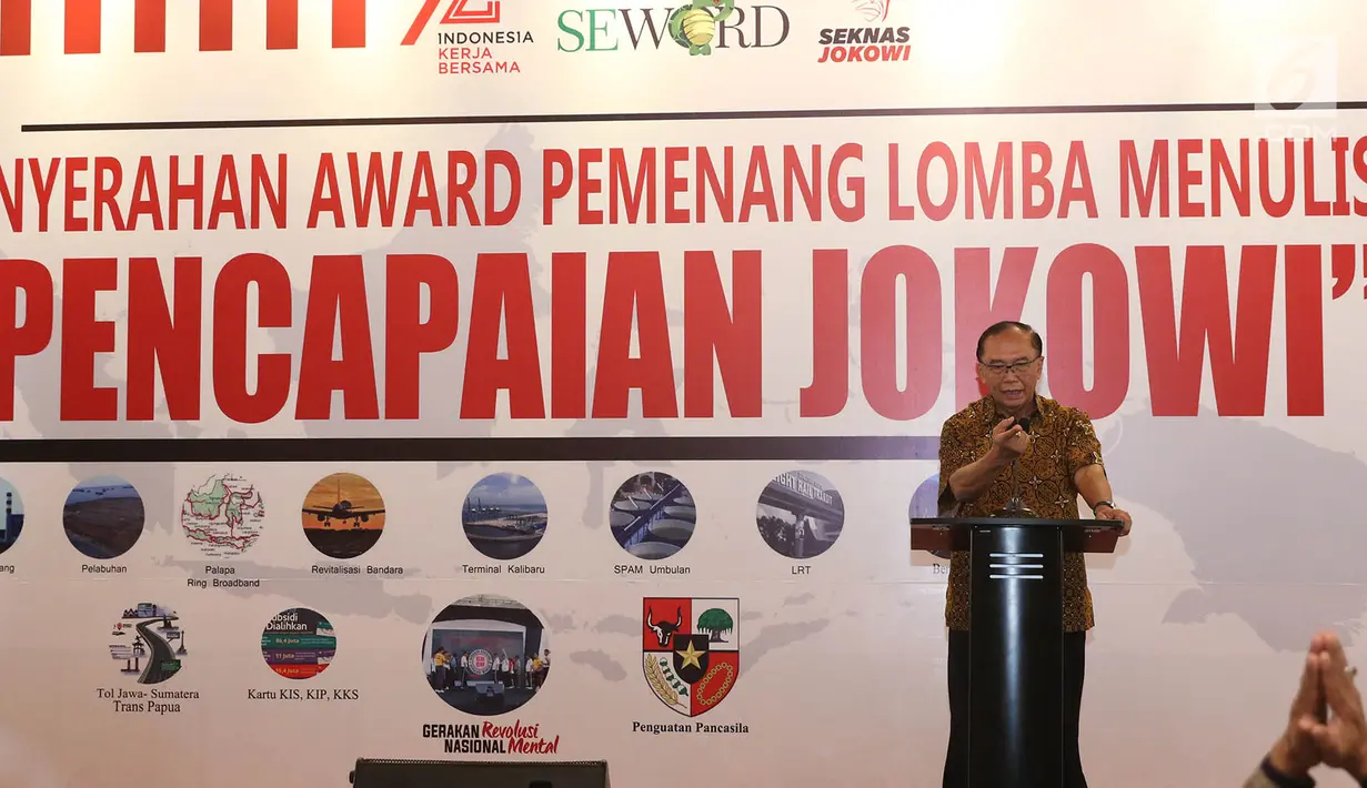 Anggota Dewan Pertimbangan Presiden (Wantimpres) Sidarto Danusubroto menyampaikan kata sambutan saat hadir dalam acara penyerahan hadiah lomba menulis bertajuk 'Pencapaian Jokowi' di Jakarta, Selasa (16/8). (Liputan6.com/Immanuel Antonius)