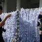 Peserta aksi saat menyiapkan origami burung bangau di halaman Balai Kota Jakarta. (Liputuan6.com/Lizsa Egeham)