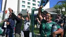 Para penggemar melambaikan tangan kepada para pemain Tim Nasional (Timnas) Iran di luar Hotel Marriott saat mereka berangkat untuk sesi latihan di Tijuana, Meksiko, pada 10 Juni 2026, menjelang turnamen sepak bola Piala Dunia FIFA 2026. (Guillermo Arias/AFP)