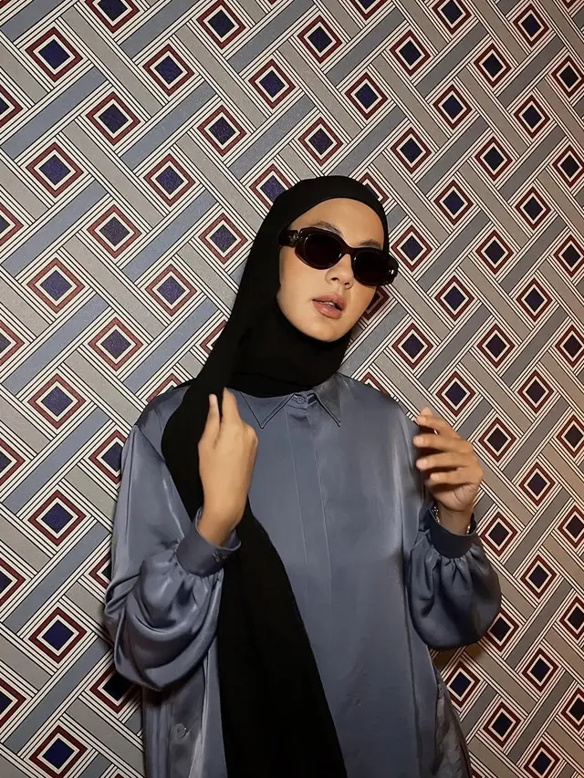 Inspirasi Gaya Hijab Paula Verhoeven yang Stylish dan Kekinian