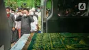 Warga saat mensalatkan jenazah Dedi Yuliardi Ashadi atau Dorce Gamalama di TPU Bantar Jati, Bambu Apus, Jakarta, Rabu  (16/2/2022). Ia berpulang setelah terpapar virus COVID-19. Dorce dimakamkan menggunakan protokol COVID-19 di TPU Bantar Jati, Bambu Apus. (Liputan6.com/Herman Zakharia)