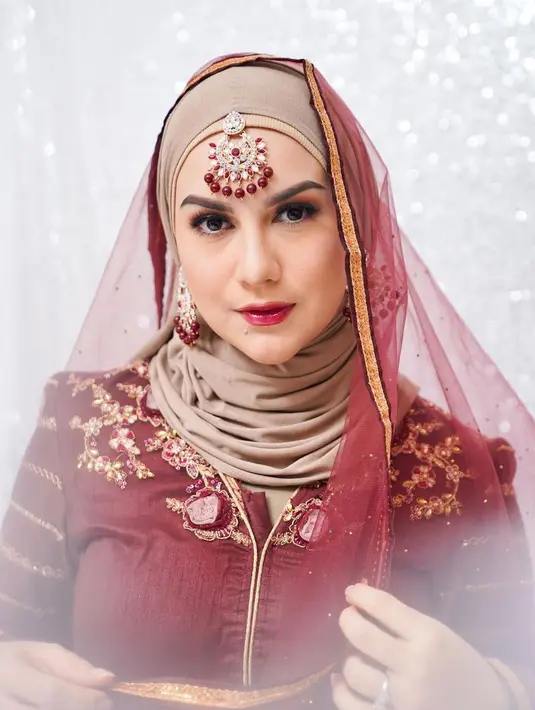 <p>Melengkapi penampilannya, Irish mengaplikasikan lipstik merah glossy. Dengan riasan mata bold mengenakan eyeshadow merahnya. [@namaste_indonesia]</p>