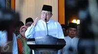 Presiden RI ke-6, Susilo Bambang Yudhoyono (SBY), ditemani sejumlah keluarga dan kerabat, memberikan keterangan pers di kediaman pribadinya di kawasan Kuningan, Jakarta, Selasa (15/2). (Liputan6.com/Angga Yuniar)