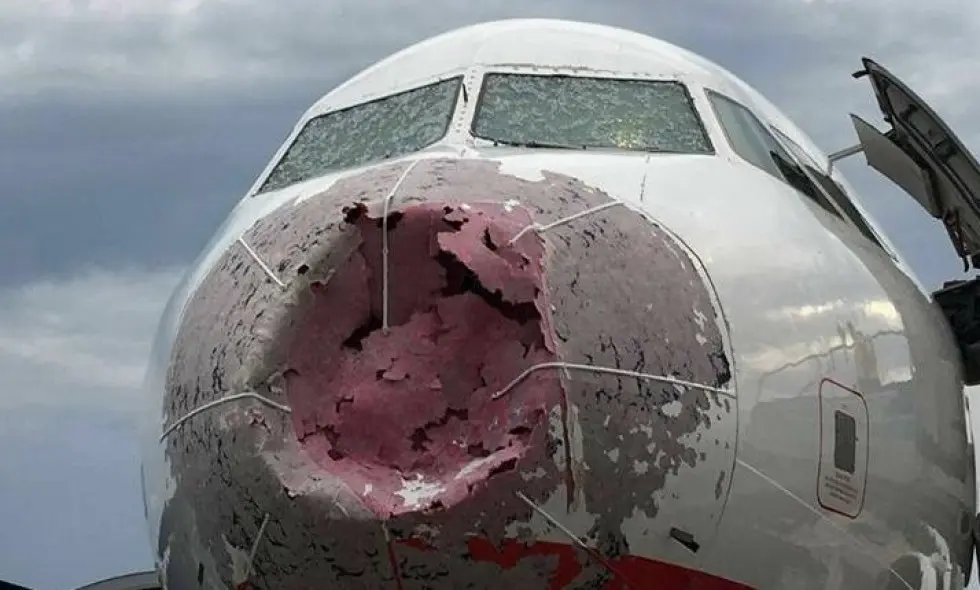 Hidung pesawat Airbus A320 penyok akibat hantaman badai di Turki (Screengrab)