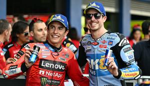 Marc Marquez dan Alex Marquez pada seri pertama MotoGP 2025 di Sirkuit Buriram, Thailand. (MOHD RASFAN / AFP)
