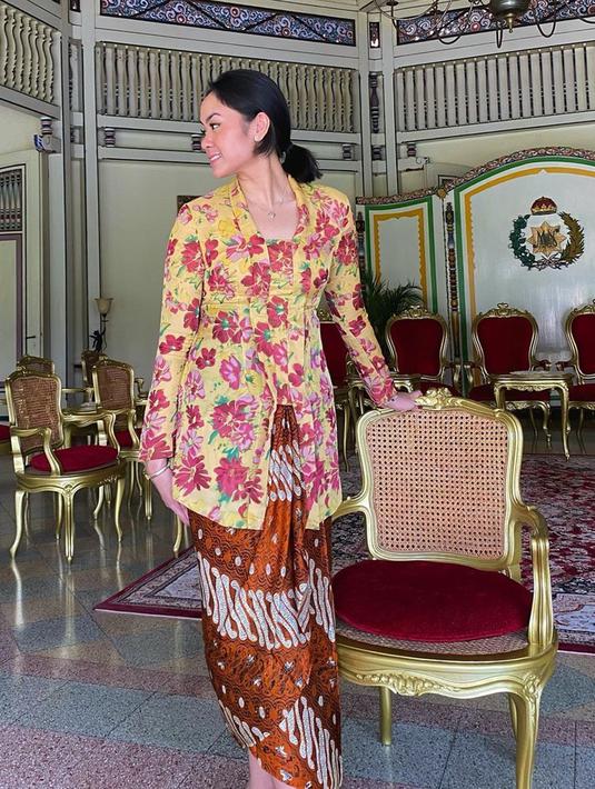 Memiliki garis keturunan pahlawan dan darah biru, tak heran jika Rania dalam kesehariannya sering memakai kebaya dan kain batik. Meski memakai busana tradisional, ia tetap terlihat modis. Rania juga kerap memakai riasan natural yang membuat aura putri Solo makin terpancar. (Liputan6.com/IG/@raniaayamin)