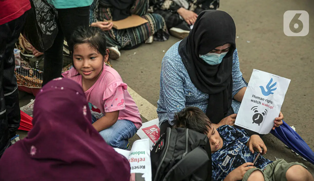 Pengungsi Afghanistan saat melakukan unjuk rasa di depan Kantor UNHCR, Jakarta, Kamis (31/3/2022). Pengungsi Afghanistan memprotes ketidakpedulian UNHCR dan meminta pejabat terkait meninjau kembali kasus migrasi serta pemukiman kembali mereka. (Liputan6.com/Faizal Fanani)