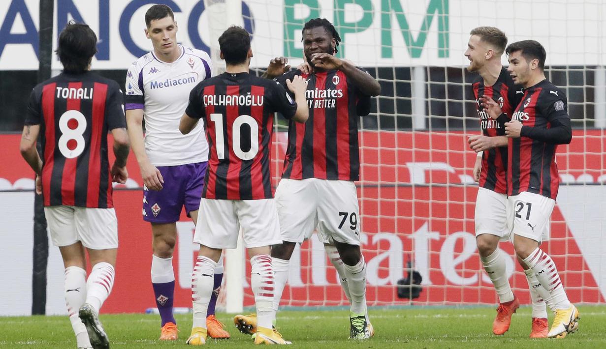 Pemain AC Milan, Franck Kessie, melakukan selebrasi usai mencetak gol penalti ke gawang Fiorentina pada laga Liga Italia di Stadion San Siro, Minggu (29/11/2020). AC Milan menang dengan skor 2-0. (AP/Luca Bruno)