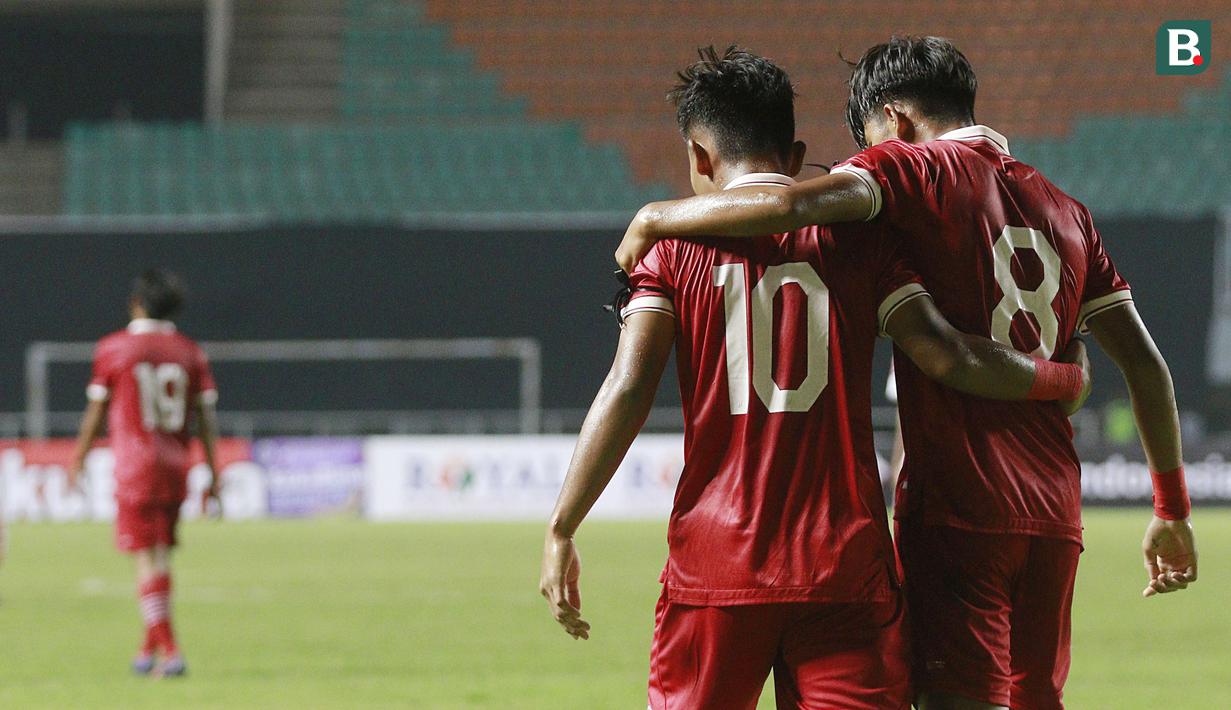 <p>Penyerang Timnas Indonesia U-17, Arkhan Kaka (kanan) dan Muhammad Nabil Asyura merayakan gol ke gawang Timnas Uni Emirat Arab U-17 di laga Grup B Kualifikasi Piala Asia U-17 2023 yang berlangsung di Stadion Pakansari, Bogor, Rabu (5/10/2022) (Bola.com/M Iqbal Ichsan)</p>