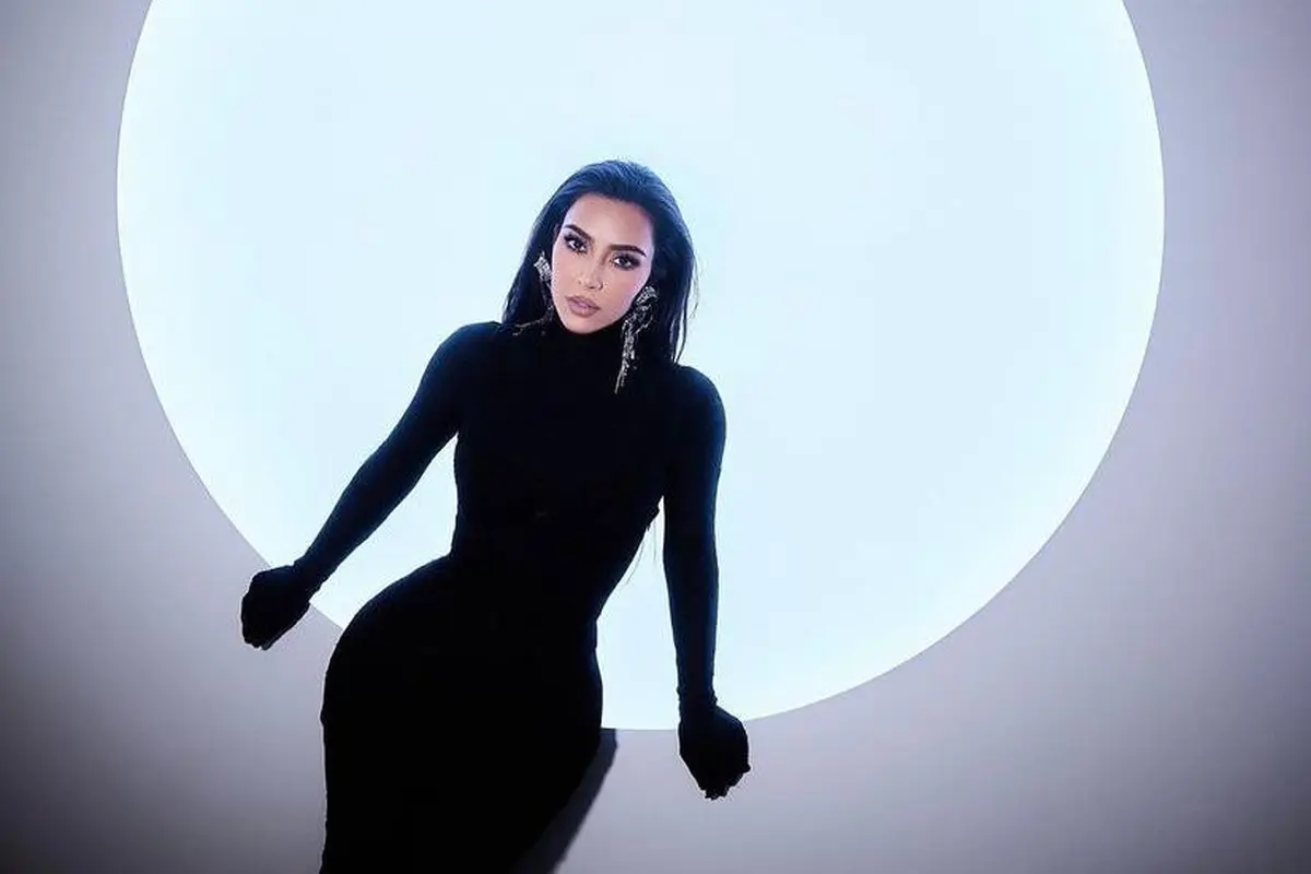 Tampilan Serba Hitam Kim Kardashian di People’s Choice Awards, Sabet Penghargaan Fashion Icon