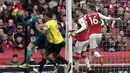 Kiper Arsenal, Petr Cech, menangkap bola saat pertandingan melawan Watford pada laga Preimer League di Stadion Emirates, Minggu (11/3/2018). Arsenal menang 3-0 atas Watford. (AP/Matt Dunham)