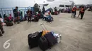 Warga menunggu kedatangan kapal di Pelabuhan Kali Adem, Jakarta, Kamis (5/5). Ratusan masyarakat tersebut akan menikmati libur panjang di Kepulauan Seribu. (Liputan6.com/Angga Yuniar)