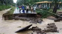 Akses jalan menuju ke Mandailing Natal terputus karena diterjang banjir bandang. (Istimewa)