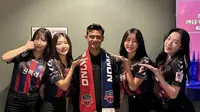Viral foto Pratama Arhan dikerubungi empat perempuan cantik Korea Selatan. (Bola.com/Dok.Istimewa).