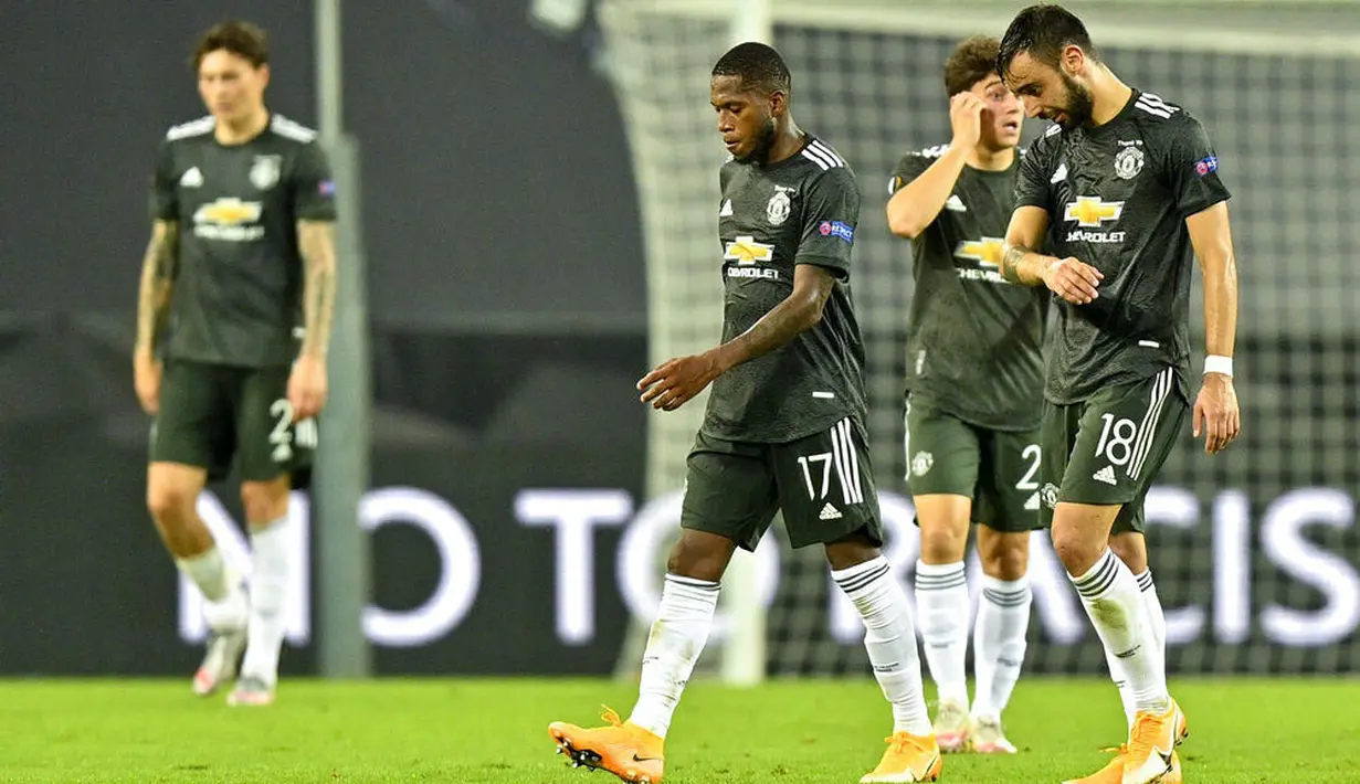 Para pemain Manchester United, David de Gea, tertunduk lesu usai ditaklukkan Sevilla pada laga semifinal Liga Europa di Stadion RheinEnergie, Senin (17/8/2020). Sevilla menang 2-1 atas Manchester United. (AP Photo/Martin Meissner, Pool)