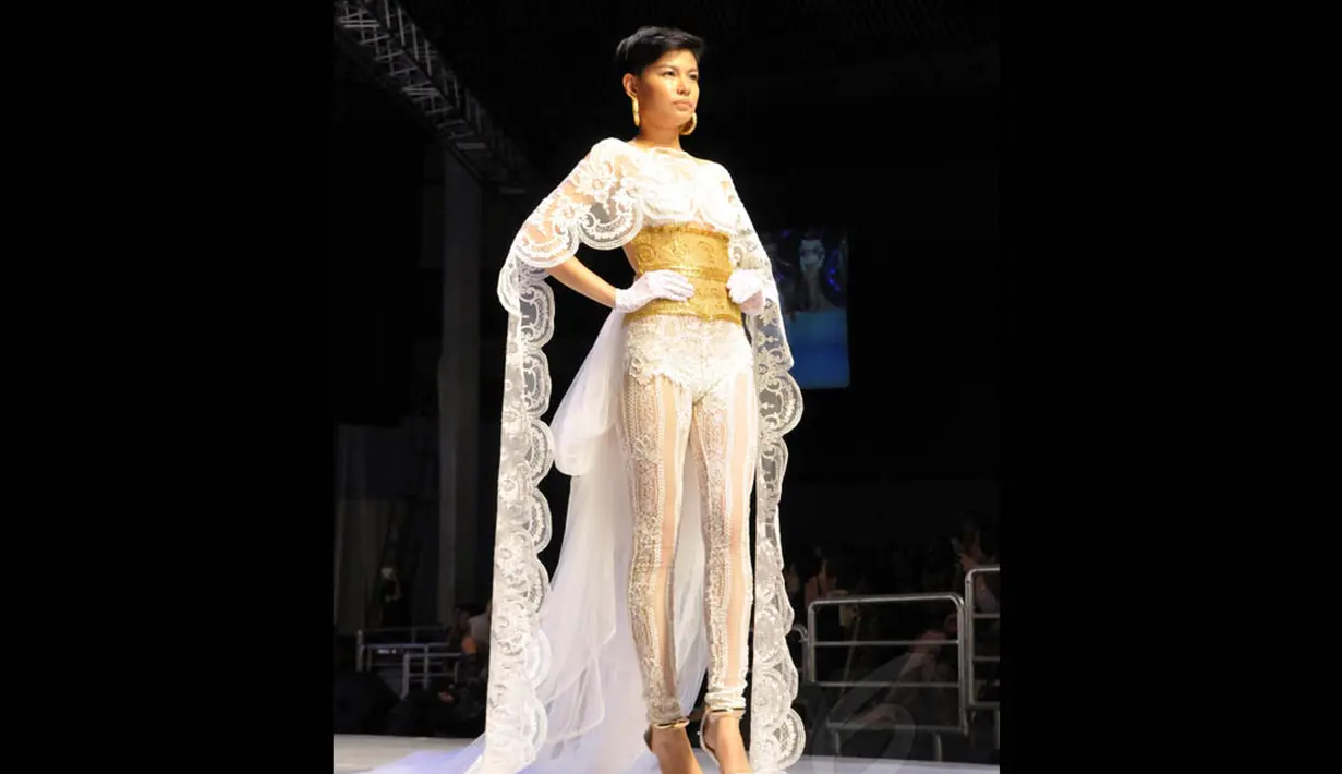 Dalam pagelaran ini, dihadirkan kebaya unik dengan bawahan berbentuk celana, namun terlihat transparan karena terbuat dari bahan brokat, Jakarta, (3/9/14). (Liputan6.com/Panji Diksana) 