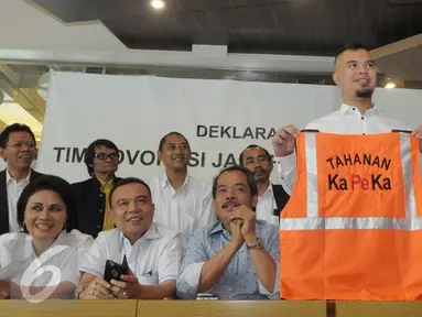 Musisi Ahmad Dhani bergabung dengan sejumlah pengacara mendeklarasikan Tim Advokasi Jakarta Bergerak, Jakarta, Rabu (30/3/2016). Dhani memperlihatkan sebuah rompi saat deklarasi. (Liputan6.com/Helmi Afandi)