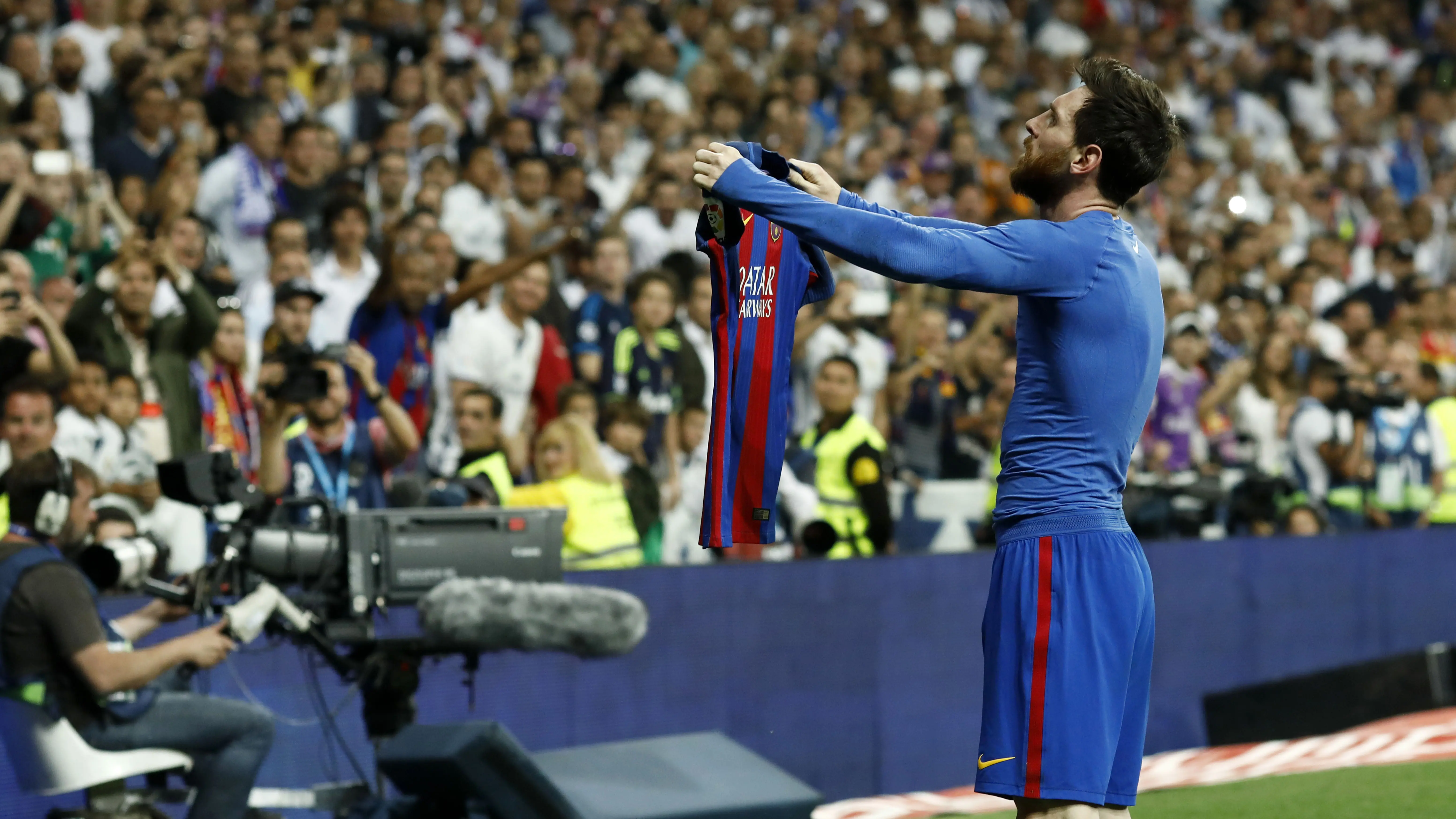 Gaya selebrasi Lionel Messi usai mencetak gol dengan melepaskan jersey saat laga El Clasico melawan Real Madrid di Santiago Bernabeu stadium, Madrid, (23//4/2017). (AFP/Oscar Del Pozo)