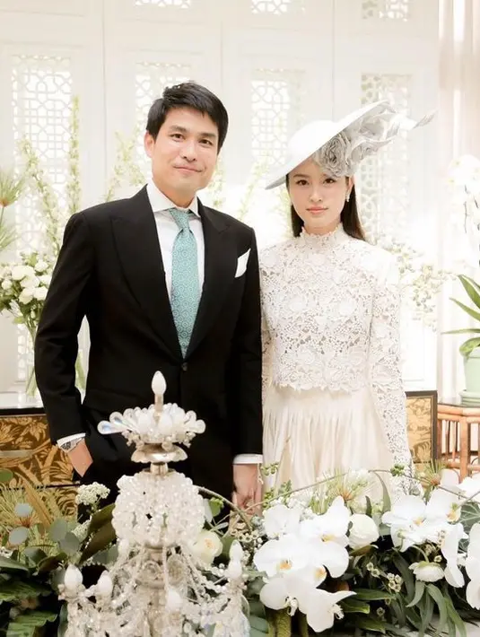 <p>Kesederhanaan juga terlihat dari pilihan gaun pengantin yang dikenakan Nong Poy. [@niyadarweddinganswer]</p>