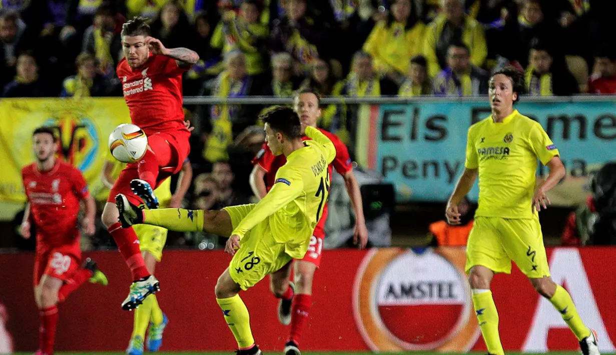 Pemain Villarreal, Denis Suarez (kiri), berebut bola dengan pemain Liverpool, Alberto Moreno, pada pertandingan leg pertama semifinal Liga Europa, di Stadion El Madrigal, Jumat (29/4/2016) dini hari WIB. (AFP/Jose Jordan)