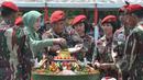 Komandan Jenderal (Danjen) Kopassus Mayjen TNI Doni Monardo memotong tumpeng saat acara syukuran HUT ke-63 Kopassus di Cijantung, Jakarta, Rabu (29/4/2015). Kopassus mengundang pihak-pihak yang pernah berseteru. (Liputan6.com/Herman Zakharia)