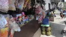 Warga beraktivitas di kawasan Kampung Aquarium saat PSBB, Penjaringan, Jakarta Utara, Kamis (17/9/2020). Kampung Aquarium rencanannya akan dibangun kampung susun yang diperuntukkan bagi warga sekitar. (Liputan6.com/Johan Tallo)