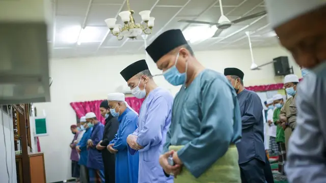 6 Potret Salat Tarawih di Berbagai Wilayah Saat Pandemi, Tetap Jaga Jarak