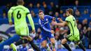 Pemain Chelsea, Eden Hazard (kiri), berusaha melepaskan diri dari pemain Manchester City, Aleix Garcia Serrano, dalam laga putaran kelima Piala FA di Stadion Stamford Bridge, London, Minggu (21/2/2016) malam WIB. (AFP/Glyn Kirk)