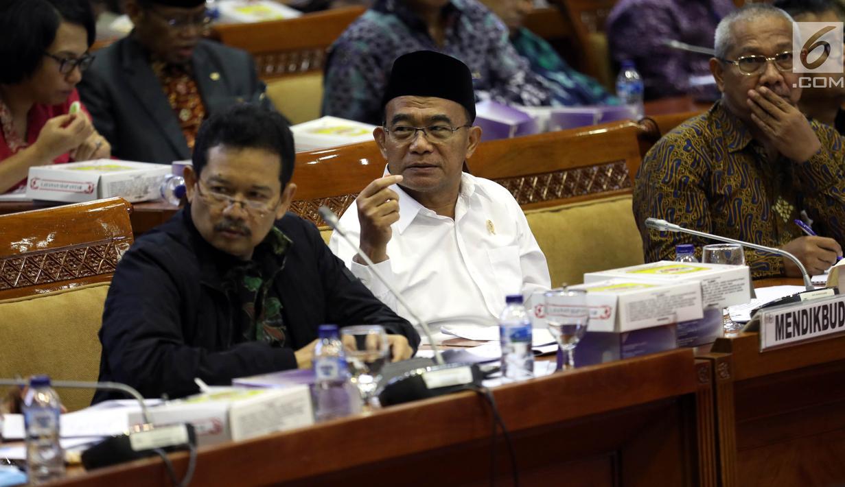 Menteri Pendidikan dan Kebudayaan Muhadjir Effendy (kedua kiri) menghadiri rapat kerja dengan Komisi X DPR di Kompleks Parlemen, Senayan, Jakarta, Rabu (4/9/2019). Rapat membahas Rencana Kerja dan Anggaran Kementerian dan Lembaga (RKAKL) Tahun 2020. (Liputan6.com/Johan Tallo)