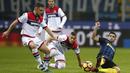 Pemain Inter Milan, Ever Banega (kanan), berebut bola dengan pemain Crotone dalam laga pekan ke-12 Serie A 2016-2017, di Stadion Giuseppe Meazza, Minggu (6/11/2016). (AFP/Marco Bertorello)