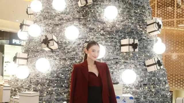 6 Potret Terbaru Anissa Aziza dalam Balutan Blazer Maroon (credit: instagram/anissaaziza).