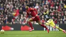 Bek Liverpool, Joe Gomez membawa bola dari kejaran gelandang Southampton, Moussa Djenepo pada pertandingan lanjutan Liga Inggris di Stadion Anfield, Sabtu (1/2/2020). Liverpool menang telak 4-0 atas Southampton. (AP Photo/Jon Super)