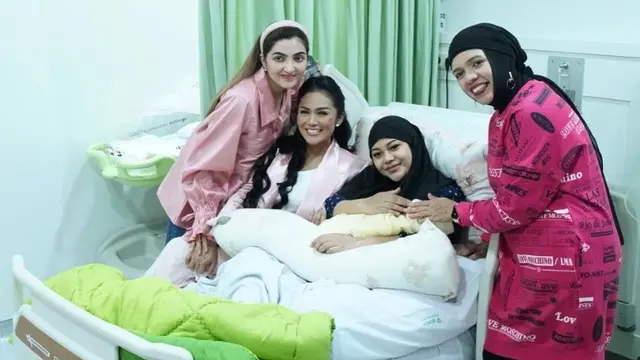 Potret  Aurelie Hermansyah pasca melahirkan berkumpul dengan para ibu (Sumber: Instagram/@genifaruk dan Instagram/@ashanty_ash)