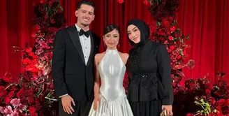 Margin Wieheerm hadir diresepsi pernikahan Jennifer Coppen mengenakan atasan lengan panjang hitam dihiasi beads dipadukan rok panjang plisket senada kerudung hitam polosnya. [@marginw]