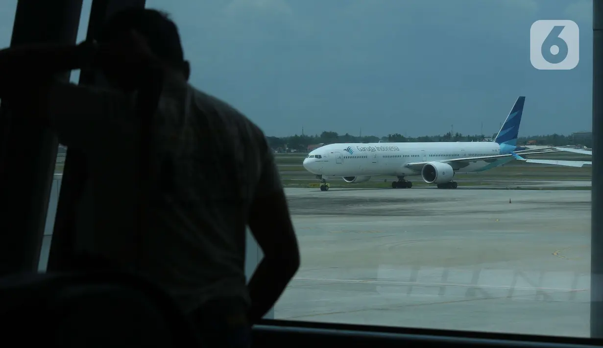 Pesawat Garuda berada di landasan pacu Terminal 3, Bandara Soekarno Hatta, Banten, Rabu (17/11/2021). Maskapai Garuda Indonesia akan menutup 97 rute penerbangannya secara bertahap hingga 2022 mendatang bersamaan dengan proses restrukturisasi yang tengah dilakukan. (Liputan6.com/Angga Yuniar)